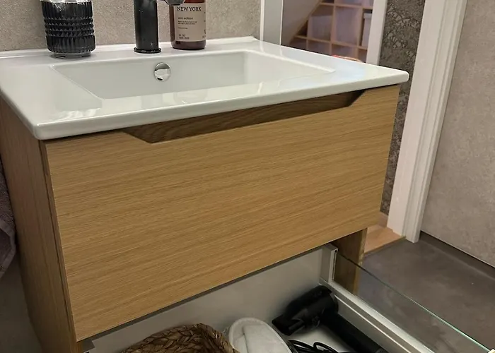 Cozy And Modern In Hamna 아파트 *